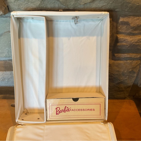 8 Barbie outfits and accessories - Picture 15 of 16